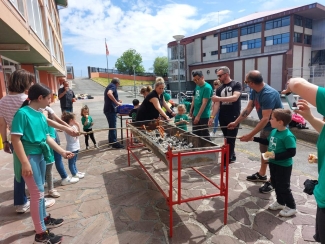 Gure kideak ikastolan parrillada batean