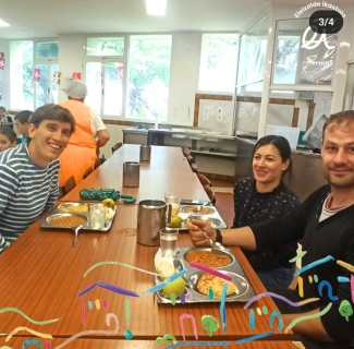 Familia jangelan bazkaltzen